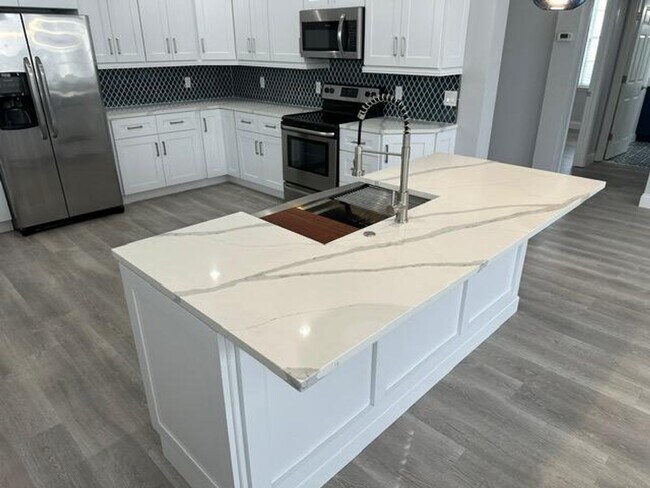 Building Photo - Completely remodeled 4 Bedroom 2 Bath sing...