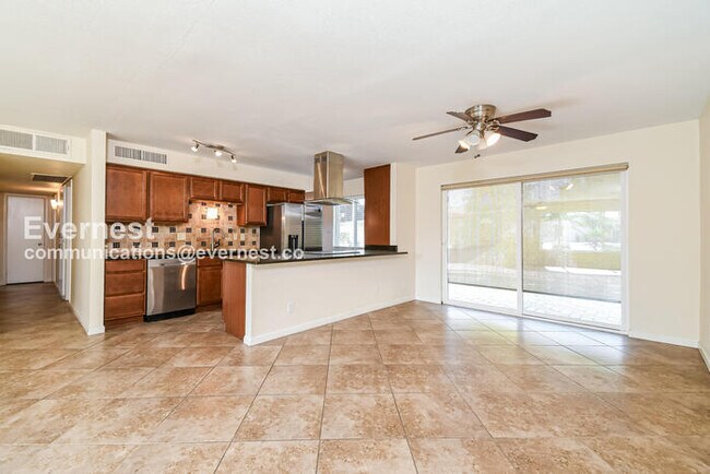 Building Photo - 8726 E Bonnie Rose Ave