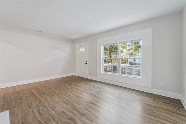 Building Photo - Charming Midtown Home – Updated and Move-I...