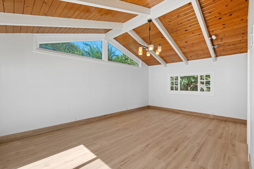 Building Photo - 8757 Encino Ave