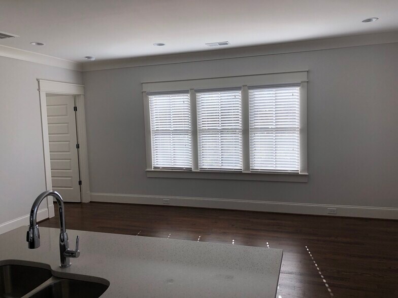 Living area - 2121 Roslyn Ave