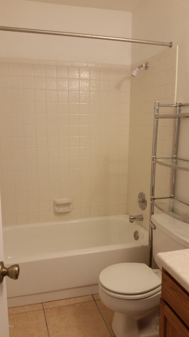 Building Photo - 2114 W Monona Dr