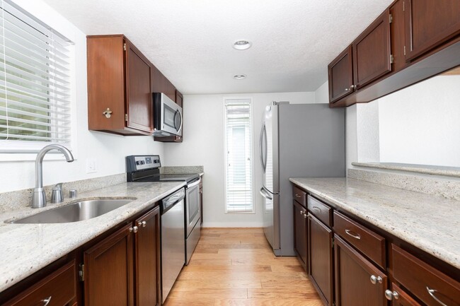 Primary Photo - Top Floor 2 BD 2 BA Redmond Condo with Vau...