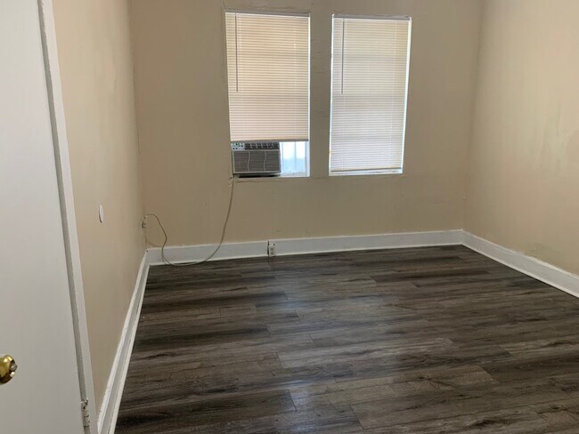 Building Photo - 1135 SW 6th St