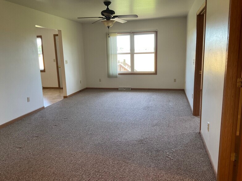 Living room - 527 Wellington Dr