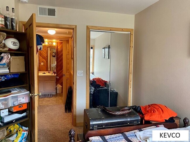 Building Photo - Spacious one bedroom apartment!