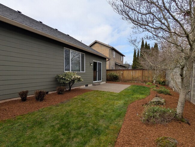 Building Photo - Great 3bed/2 bath home with solid surface flooring!