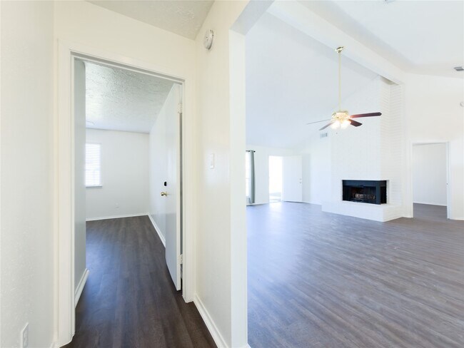 Building Photo - 13610 Piney Oaks Dr