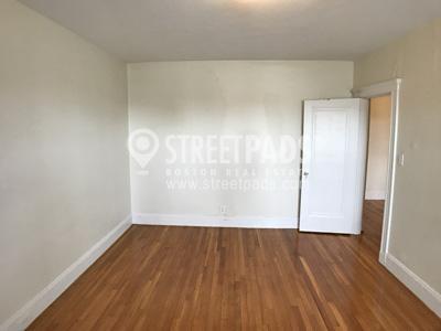 Building Photo - bedroom in Boston MA 02135