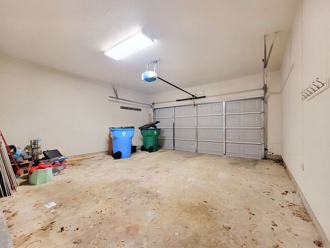 Building Photo - Beautiful Single Family - 4/BR 2.5/BA