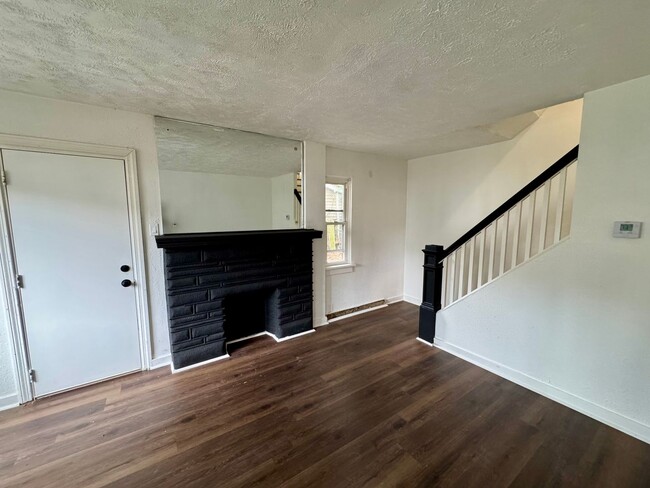Building Photo - Adorable 2 Bed 1 Bath Home in Brookline W/dedicated office/library space!