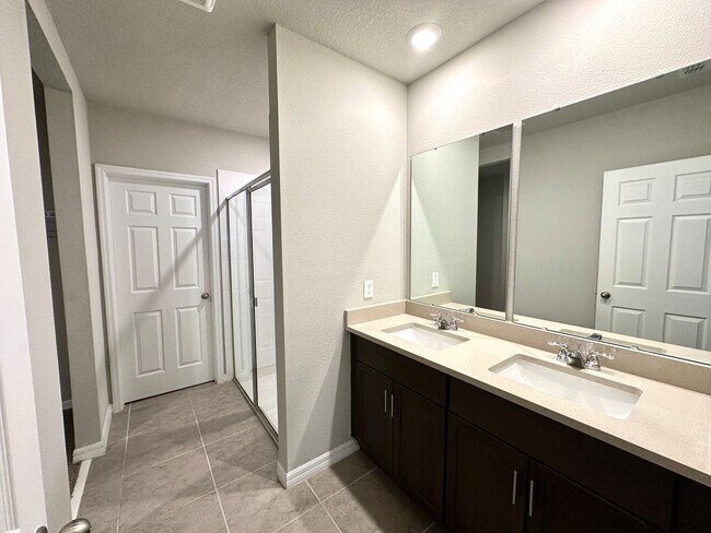 Building Photo - House for rent in Clermont in a convenience location