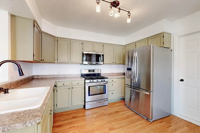 Building Photo - 699 Lakeview Cir SE