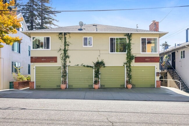Building Photo - Stunning 2-Bed, 1-Bath Condo in the Heart ...