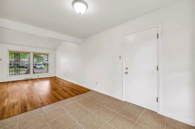 Building Photo - 2437 Pinehurst Dr