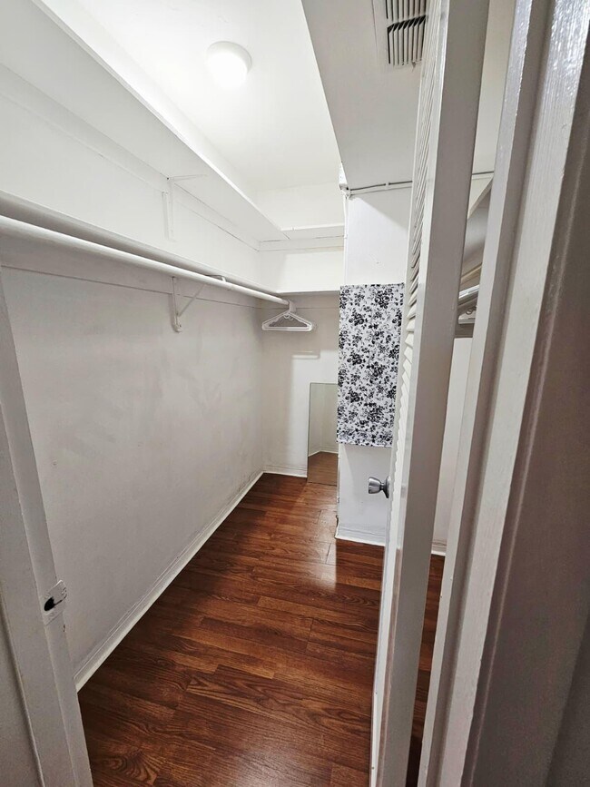 Building Photo - 501 Blue Heron Dr