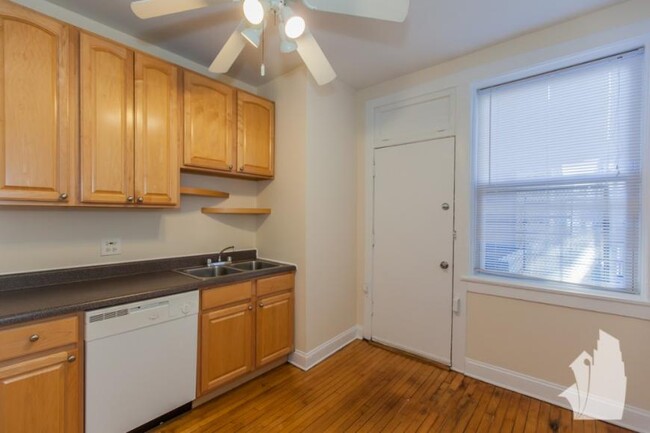 Building Photo - 4 bedroom in Chicago IL 60657