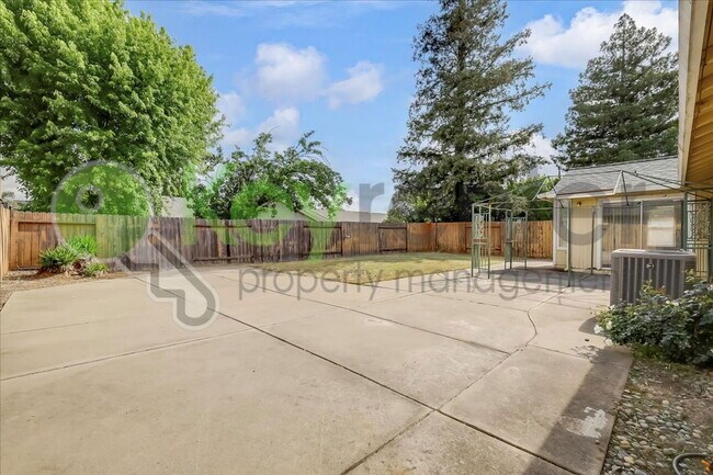 Building Photo - 10 Dempster Ct