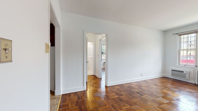 Building Photo - MacArthur Park One Bedroom W/Off Street Pa...