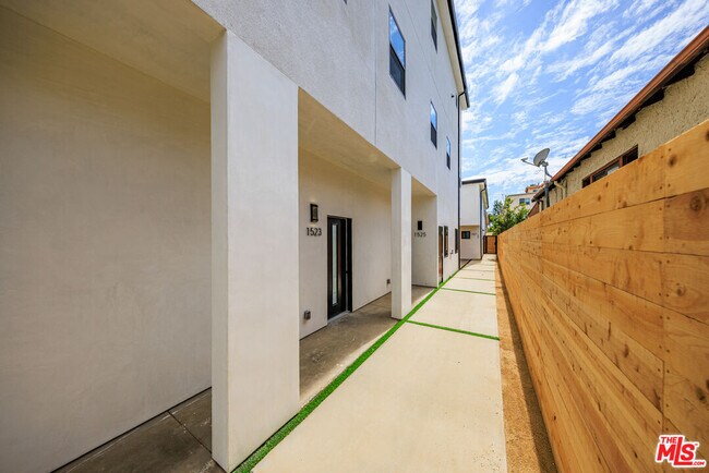 Building Photo - 1525 S Carmelina Ave