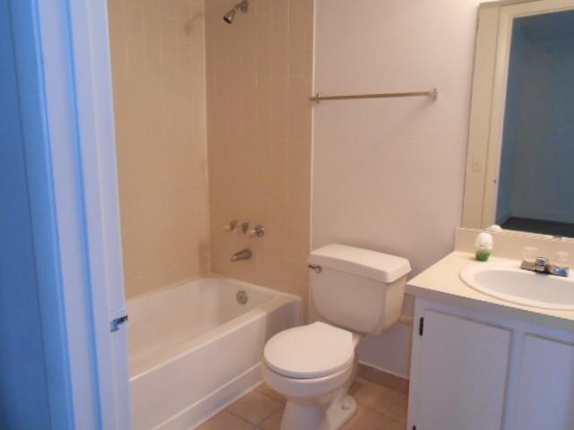 Building Photo - 250 Palm Cir W