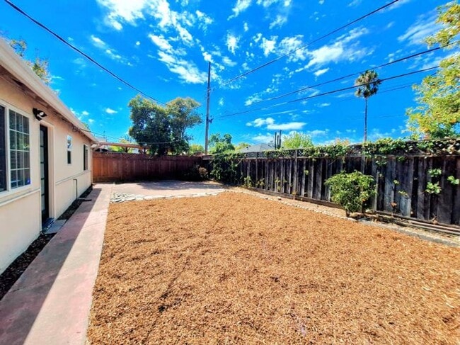 Building Photo - Beautiful Single Story House w/Low Mainten...