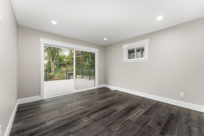 Building Photo - 3 Bedroom 2 Bath Beach House