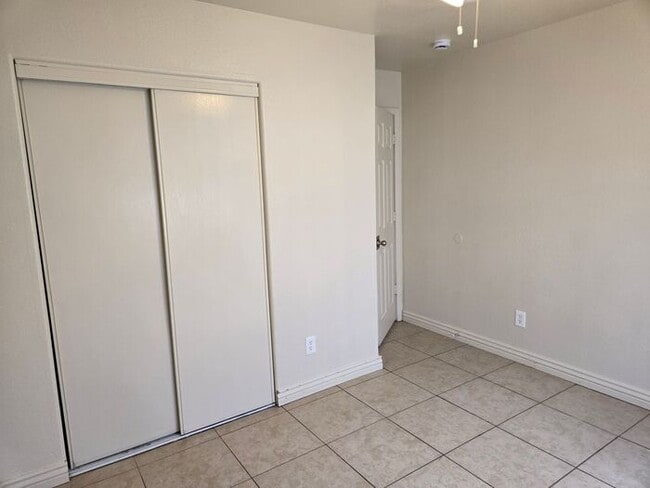 Building Photo - 3 bed, 1 bath, in a Duplex located in Sout...