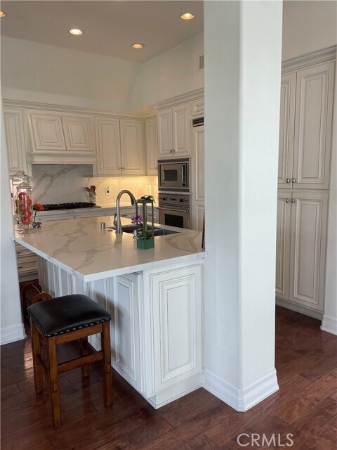 Building Photo - 504 Avocado Ave