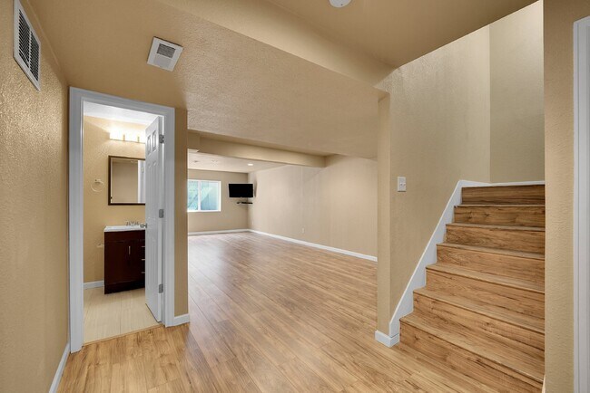 Building Photo - $3,125 - 3Bed/ 3.5 Bath Townhome with Finished Basement and Fireplace in Broomfield!