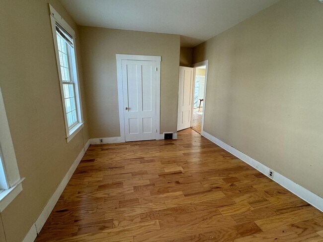 Building Photo - Three- Four Bedroom Home - Heat included!