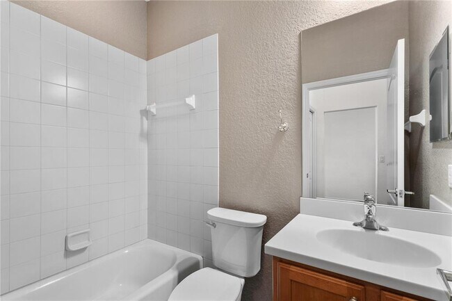 Building Photo - 819 Fairwaycove Ln