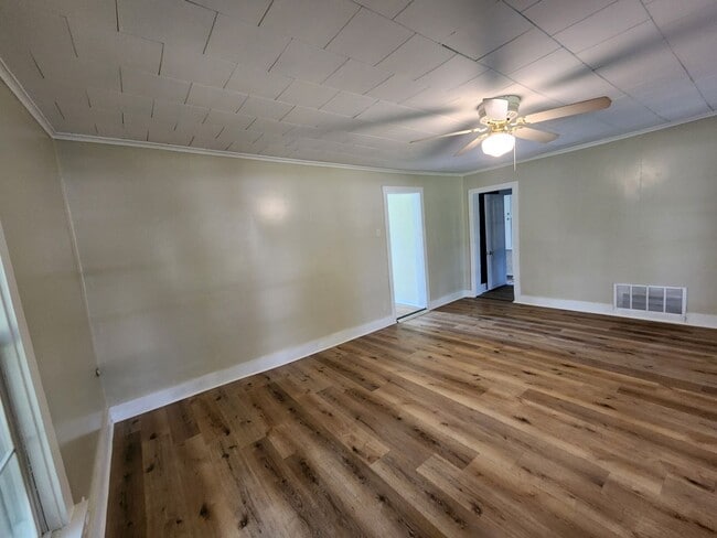 Building Photo - Charming Farm Cottage in Chatham, IL!