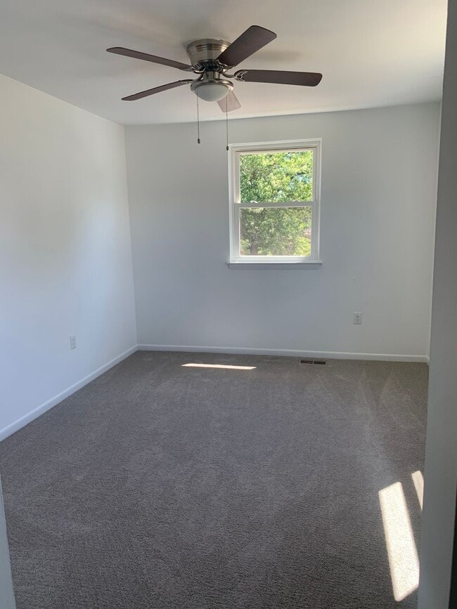 Building Photo - 2 Story, 3 bedroom, 1.5 bath Townhome in Glen Burnie