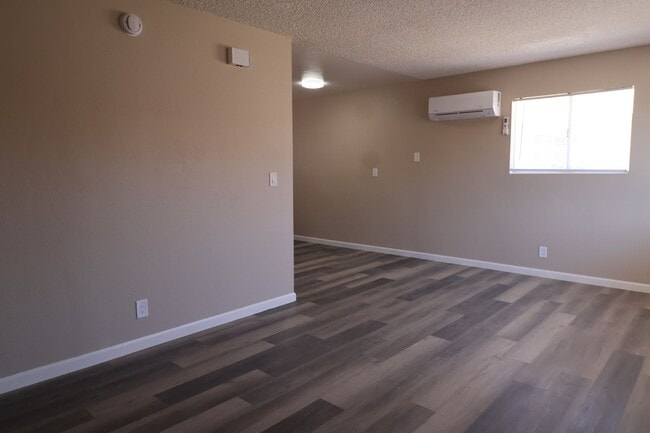 Building Photo - 430 W Moyer Ave
