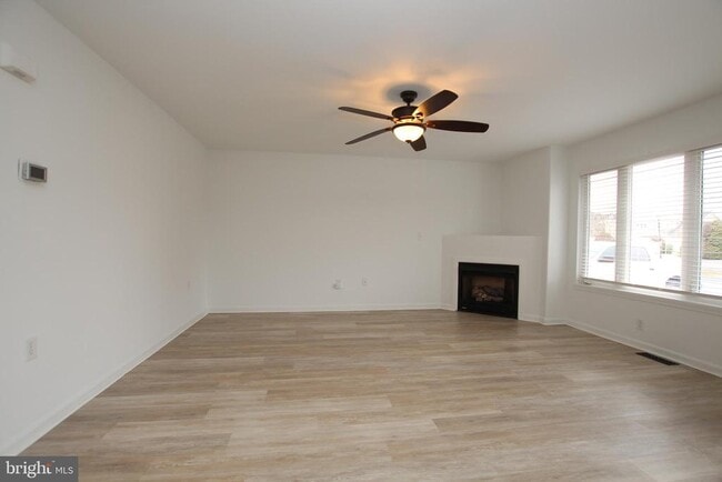 Building Photo - 117 Lakeside Dr