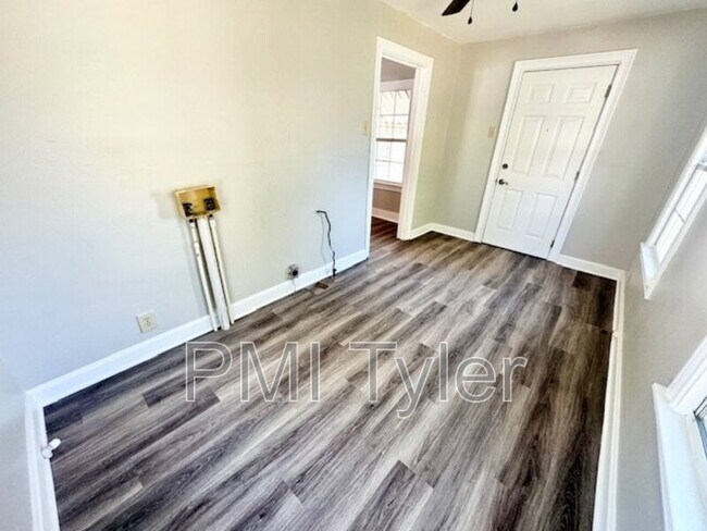 Building Photo - 313 S Boon Ave