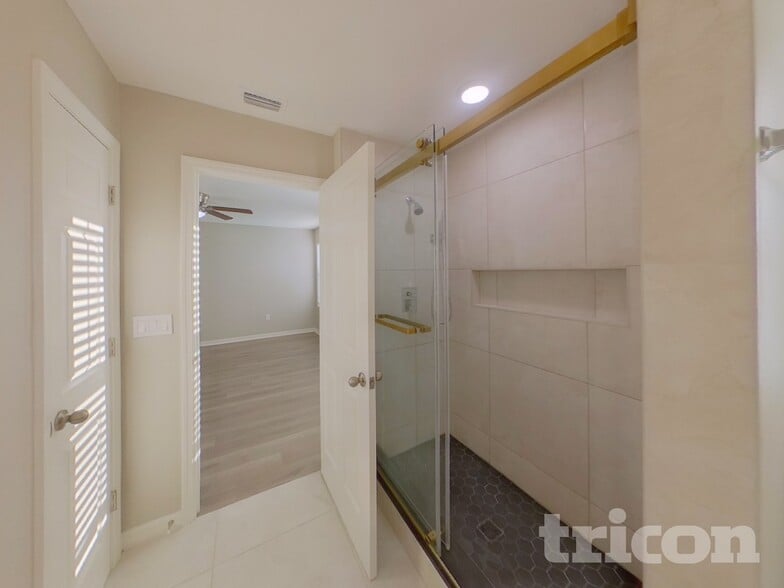 Building Photo - 5475 Summer Sunset Dr