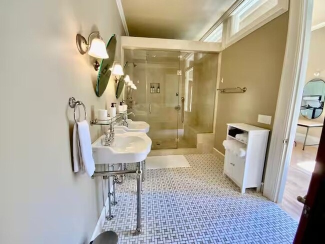 Building Photo - Enormous Upper Floor Unit in Heart of Downtown MKE