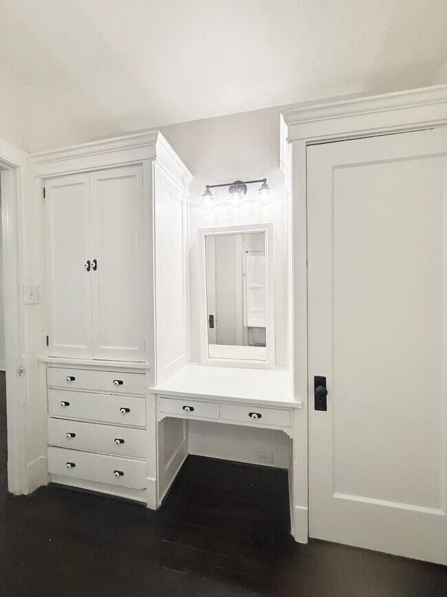 Building Photo - Unique Downstairs 1/1 w/ Hardwoods in Small 1920's Complex