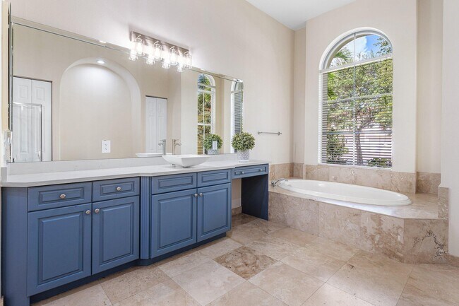 Building Photo - 3381 Lago De Talavera