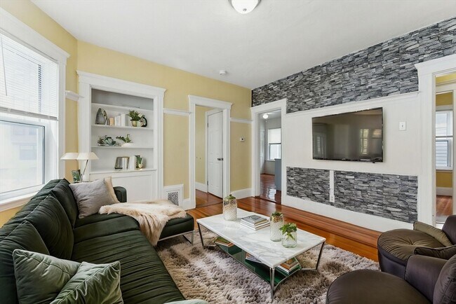 Primary Photo - 17 Hillsboro St