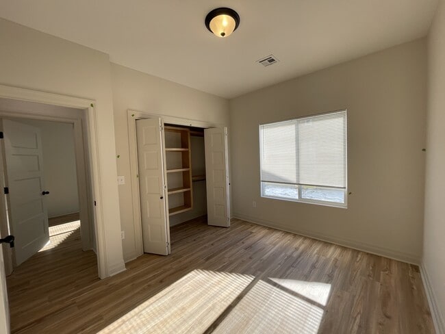 Building Photo - 1927 Sutton Ct