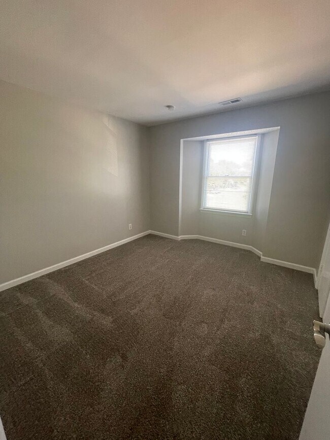 Building Photo - Must see this adorable 2 Bedroom, 2 bath condo on the 2nd floor in the RoseCroft community