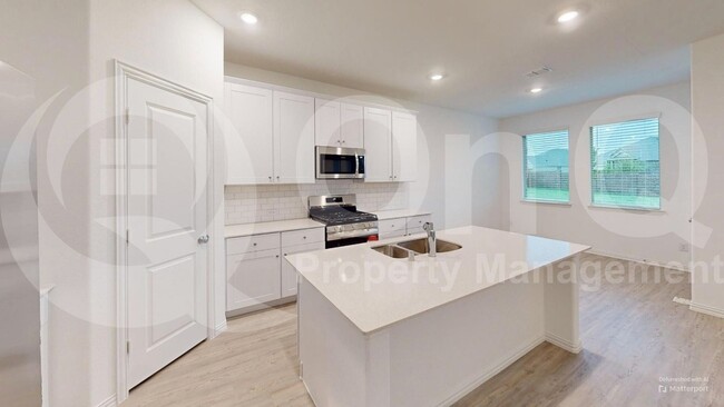 Building Photo - 1420 Rousseau Dr
