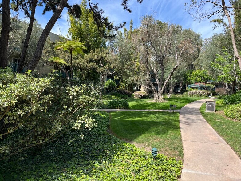 Building Photo - 552 N Bellflower Blvd