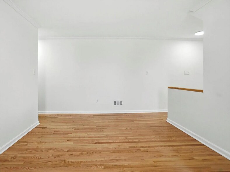 Dining Room - 800 E North Ave