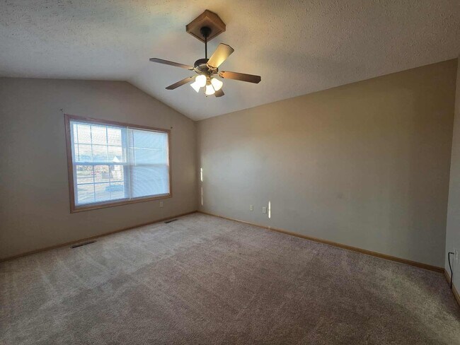 Building Photo - Spacious Town House!!