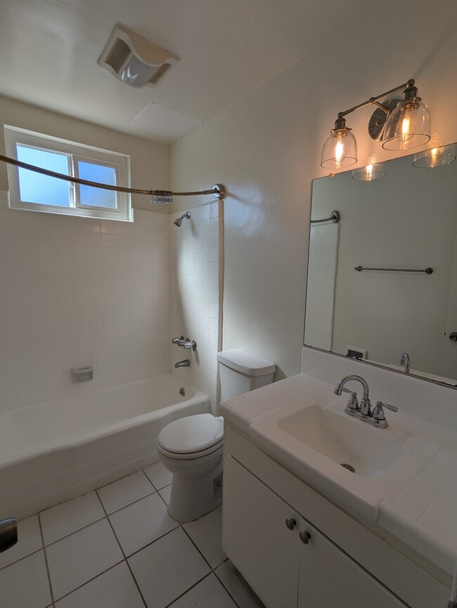 Building Photo - 1009 E Grand Ave