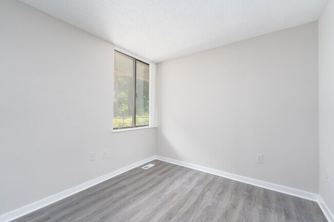 Building Photo - 2218 Clove Terrace